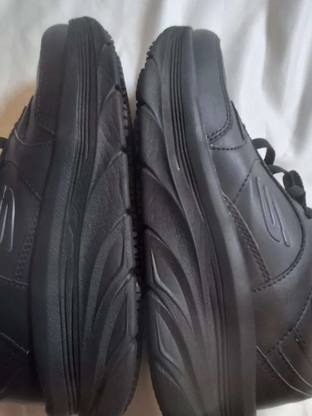 Skechers Black Leather Sneakers Wide Fit  Size 6.5 Casual Athletic Shoes